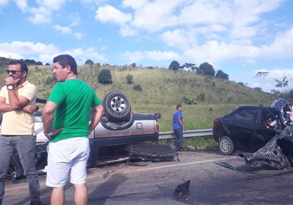 Colisão frontal entre carro e caminhonete deixa mortos em Joaquim Gomes