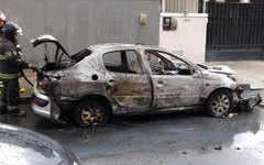 Carro é destruído por incêndio na Mangabeiras 6