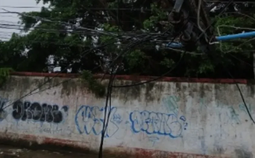 Poste cai sobre residências na Pajuçara após caminhão-baú colidir na estrutura