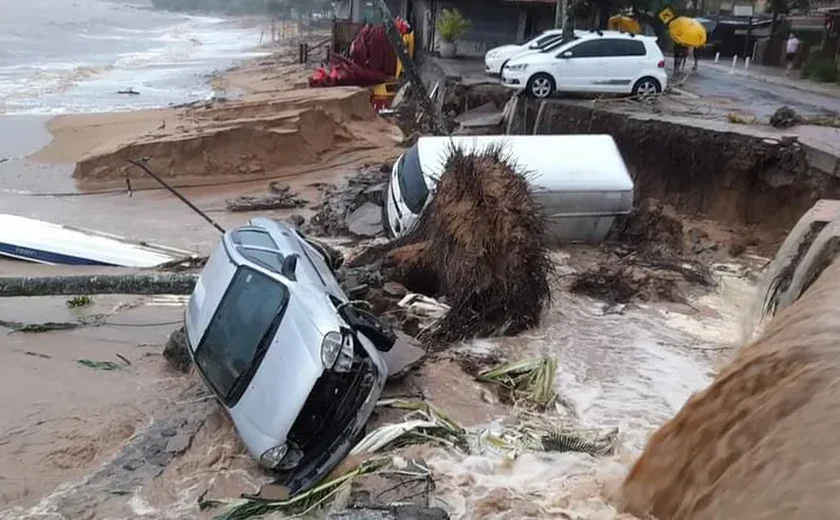 Temporal causa 24 mortes e deixa desabrigados e fecha estradas no Litoral Norte de SP