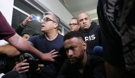 Mulher que denunciou Neymar depõe em delegacia em São Paulo