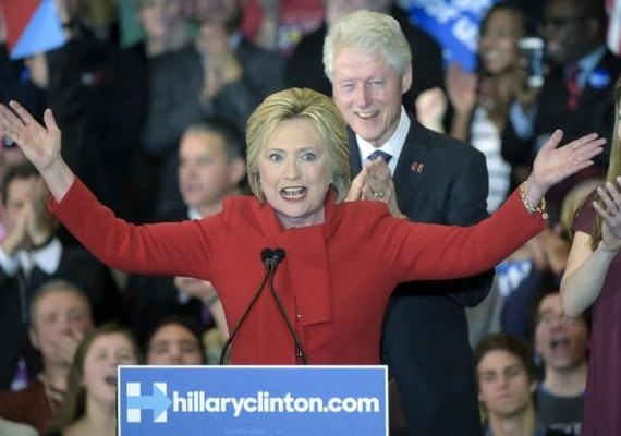 Para manter-se à frente de Donald Trump, Hillary Clinton faz ataque ao FBI