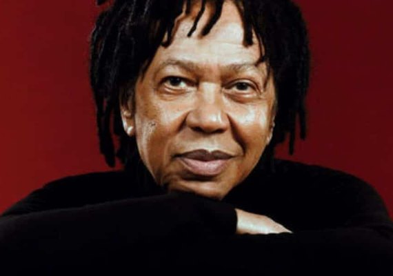 Cantor Djavan é eleito o homem mais elegante do Brasil