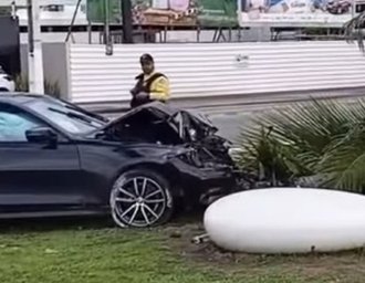 Carro invade calçada, derrubar coqueiro e motorista fica ferido na orla de Jatiúca