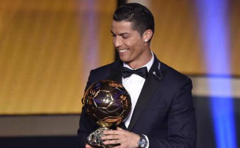 Cristiano Ronaldo ganha Bola de Ouro pela quinta vez e iguala Messi