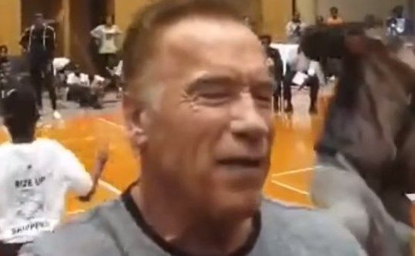 Arnold Schwarzenegger leva chute nas costas durante evento na África do Sul