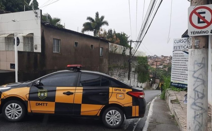 Ladeira da Moenda é interditada para remanejamento de poste e demolição de imóvel nesta quarta-feira