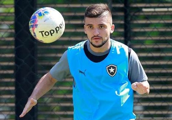 Victor Luis, lateral do Botafogo, chama atenção de técnico da Lituânia