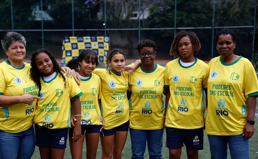 Ex-jogadoras da seleção de futebol incentivam alunas em escolas do Rio