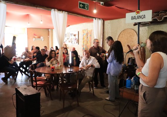 Protesto contra censura e ações judiciais reúne dezenas de jornalistas em defesa da liberdade de imprensa