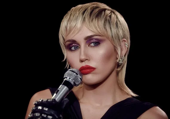 Marcada para sempre! Cantora Miley Cyrus é nomeada a mais jovem lenda da Disney