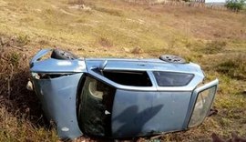 Carro capota em Igreja Nova e acidente deixa dois feridos