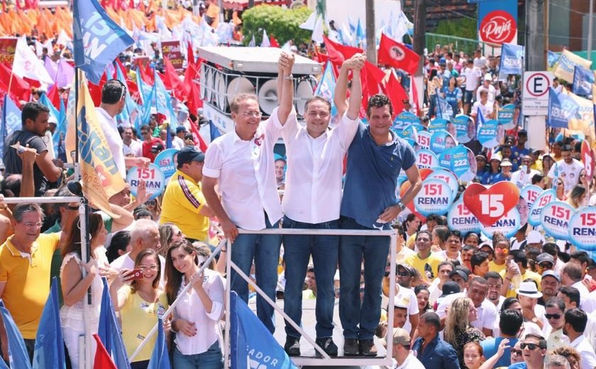 Renan Filho reúne 15 mil pessoas em caminhada pela orla de Maceió