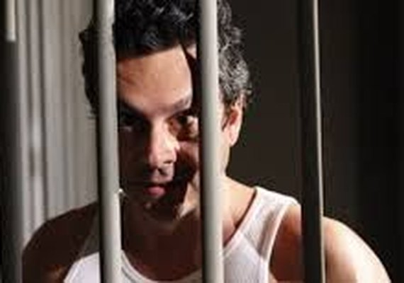 Baltazar tenta matar Celeste estrangulada e é preso