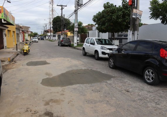 Após reclamação, obra para tapar buraco na Rua Zeferino Rodrigues é feita