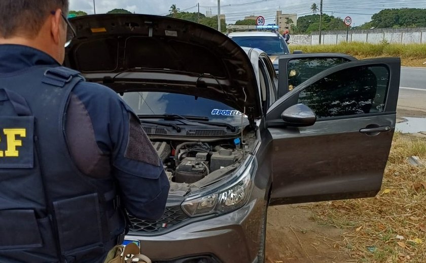 PRF prende homem com carro furtado e sinais adulterados em Rio Largo