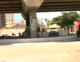 Pessoas em situação de rua são retiradas de área sob viaduto de Jacarecica