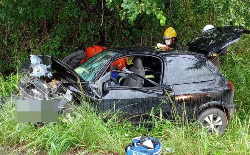 Colisão entre carros de passeio deixa ao menos duas pessoas feridas em Palmeira dos Índios