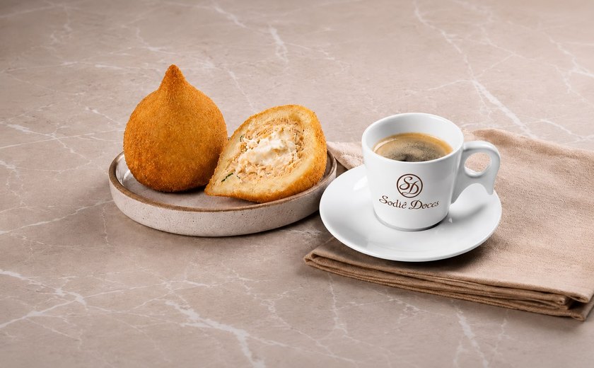 Rede de confeitarias oferece café expresso na compra de coxinha em ação nacional nas mais de 400 lojas da rede