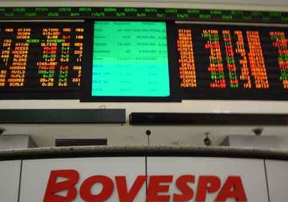 Bovespa opera em alta nesta segunda-feira, puxada por Petrobras