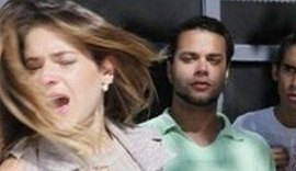 'Fina Estampa': Beatriz compra briga com Esther e apanha no meio da rua