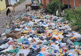 Lixo se acumula em rua do Benedito Bentes e moradores relatam riscos à saúde