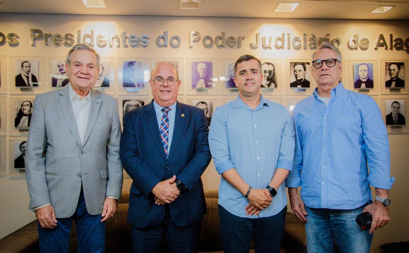 Ronaldo Lessa discute com presidente do TJ//AL e diretor da CBV criação de centro de treinamento de vôlei