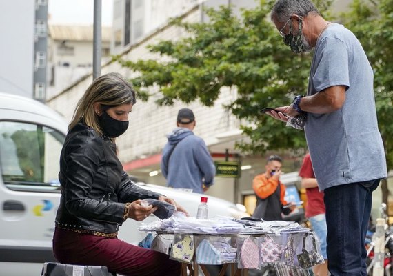 Brasil registra 5,7 mil casos de Covid-19 e mais 130 mortes neste domingo (17)