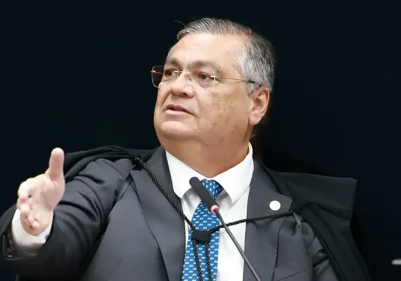 Flávio Dino nega pedido de soltura de Deolane Bezerra