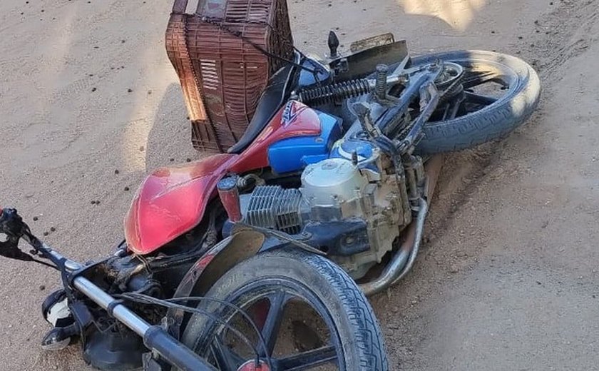 Motociclista perde controle do veículo, bate em cerca de arame farpado e morre