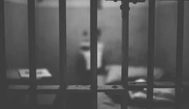 Suspeito de matar a mãe é decapitado com lâmina de barbear na cadeia