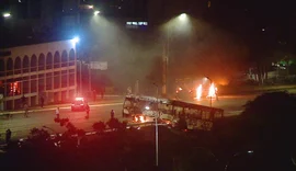 Bolsonaristas radicais tentam invadir prédio da PF e incendeiam carros e ônibus em Brasília