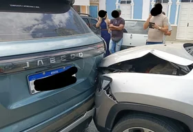 Carro dá ré e atinge Jeep parado no trânsito em Limoeiro de Anadia