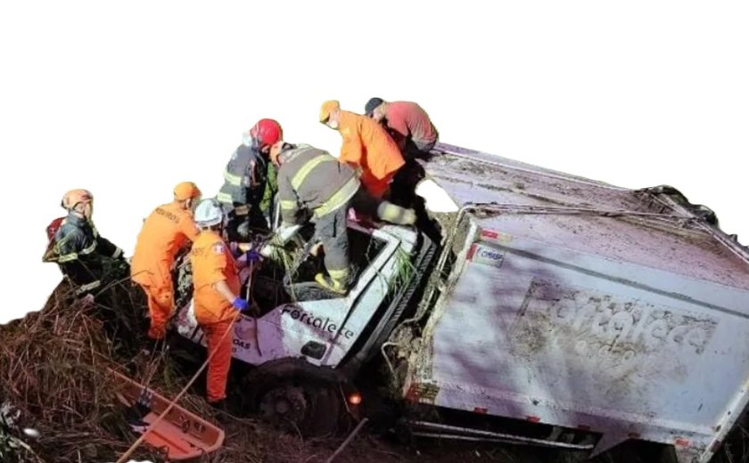 Mulher fica presa às ferragens em acidente com caminhão de lixo