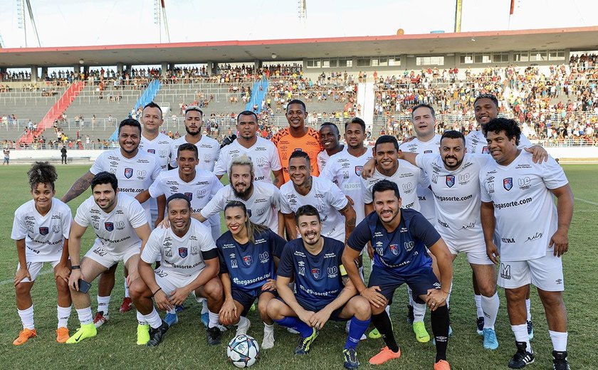 Equipe de Carlinhos Maia e Marta vence time de Ronaldinho Gaúcho no Estádio Rei Pelé