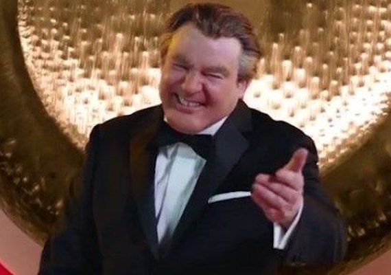 Mike Myers está irreconhecível no primeiro trailer de 'The Gong Show'