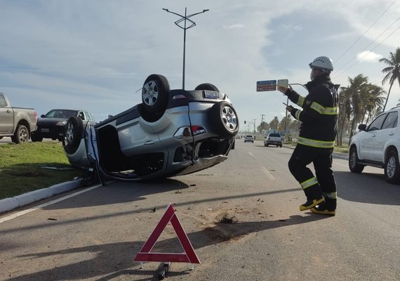 Carro capota na BR-104 entre União e Branquinha