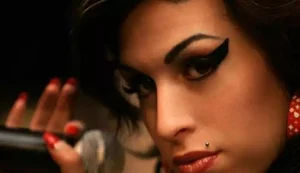 'Back to Black': Cinebiografia de Amy Winehouse ganha data de estreia e foto inédita