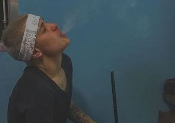 Cantor MC Gui posta foto fumando narguilé e causa polêmica
