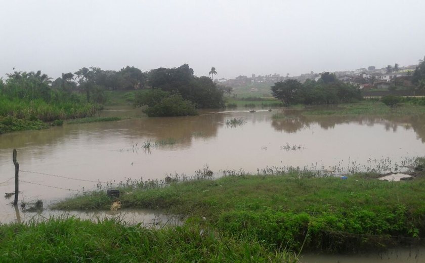 Rio Comandatuba transborda em Porto Calvo e alerta continua para 14 municípios