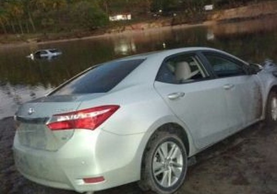 Quadrilha explode bancos, abandona carros e foge em lanchas