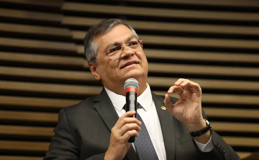Flávio Dino cita Master e determina revisão de regras da CVM