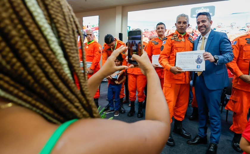 Paulo Dantas condecora missão humanitária de Alagoas no RS e reforça frota do Samu e Batalhão Ambiental