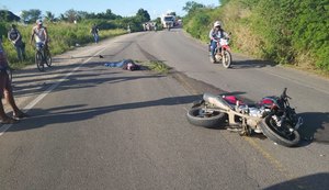 Motociclista morre após tentar ultrapassagem em curva e se chocar contra caminhão