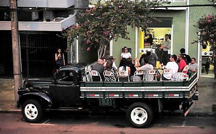 Prefeitura proíbe mesas na calçada e dono de bar arruma solução esquisita