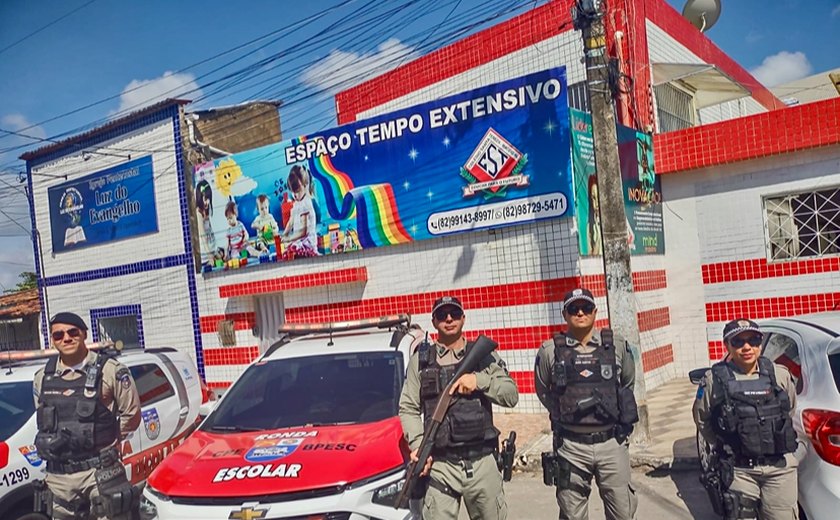 Polícia Militar visita colégio após alunos receberem ameaças em Maceió