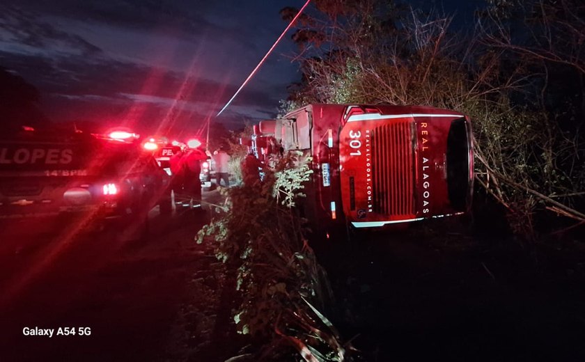 Ônibus interestadual tomba em Flexeiras e deixa pelo menos quatro feridos