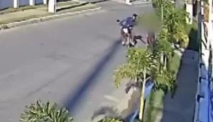 Motociclista diminui velocidade do veículo e dá tapa em nádegas de mulher que fazia atividade física no Antares