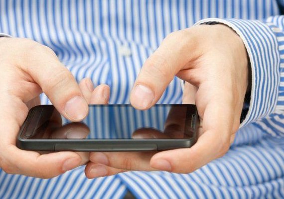 Celular ganha cada vez mais espaço nas escolas, mostra pesquisa
