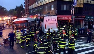 Colisão entre dois ônibus deixa três mortos e 15 feridos em Nova York